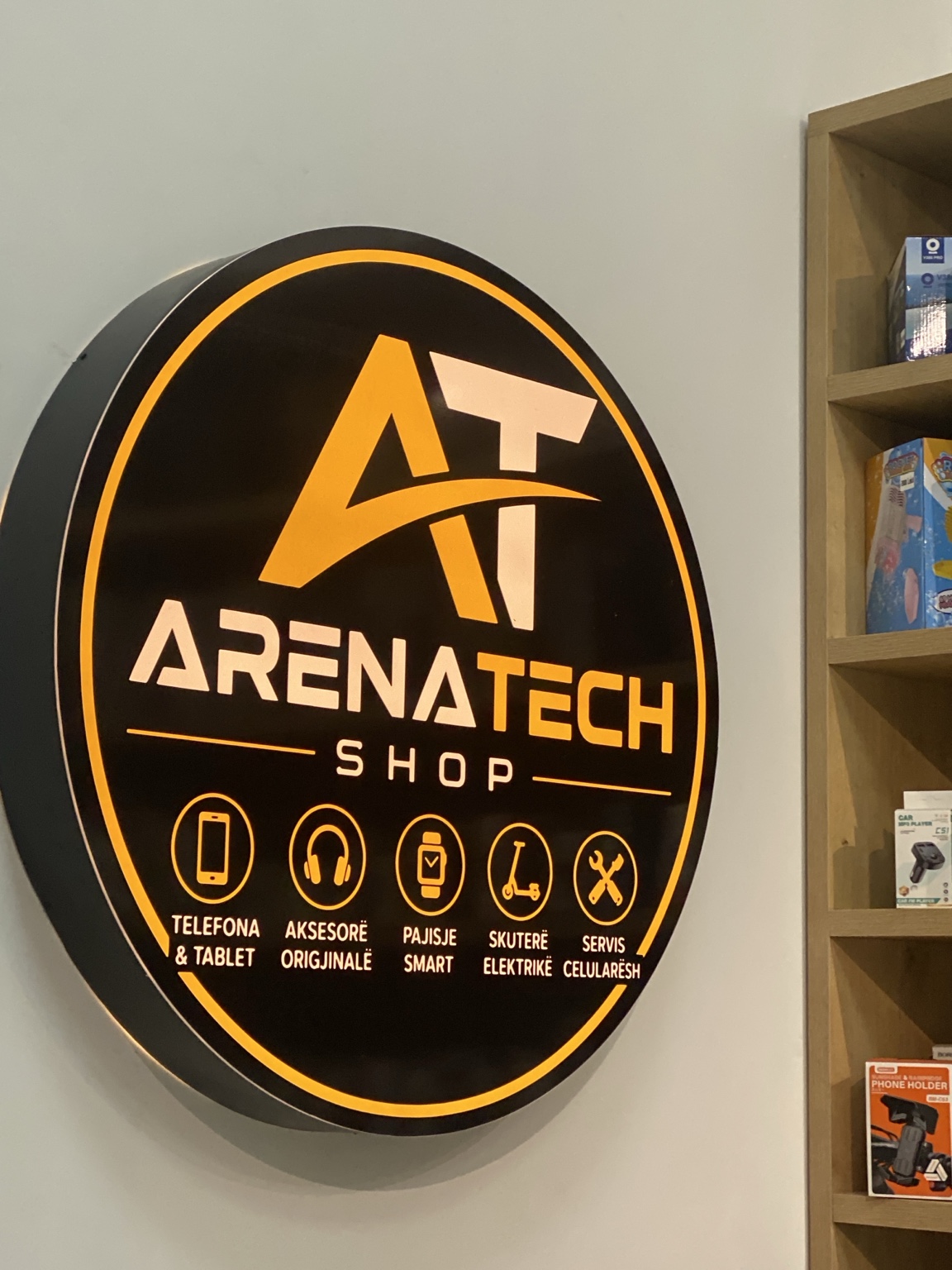 Tabela origjinale rrethore ArenaTechShop brenda dyqanit në Elbasan